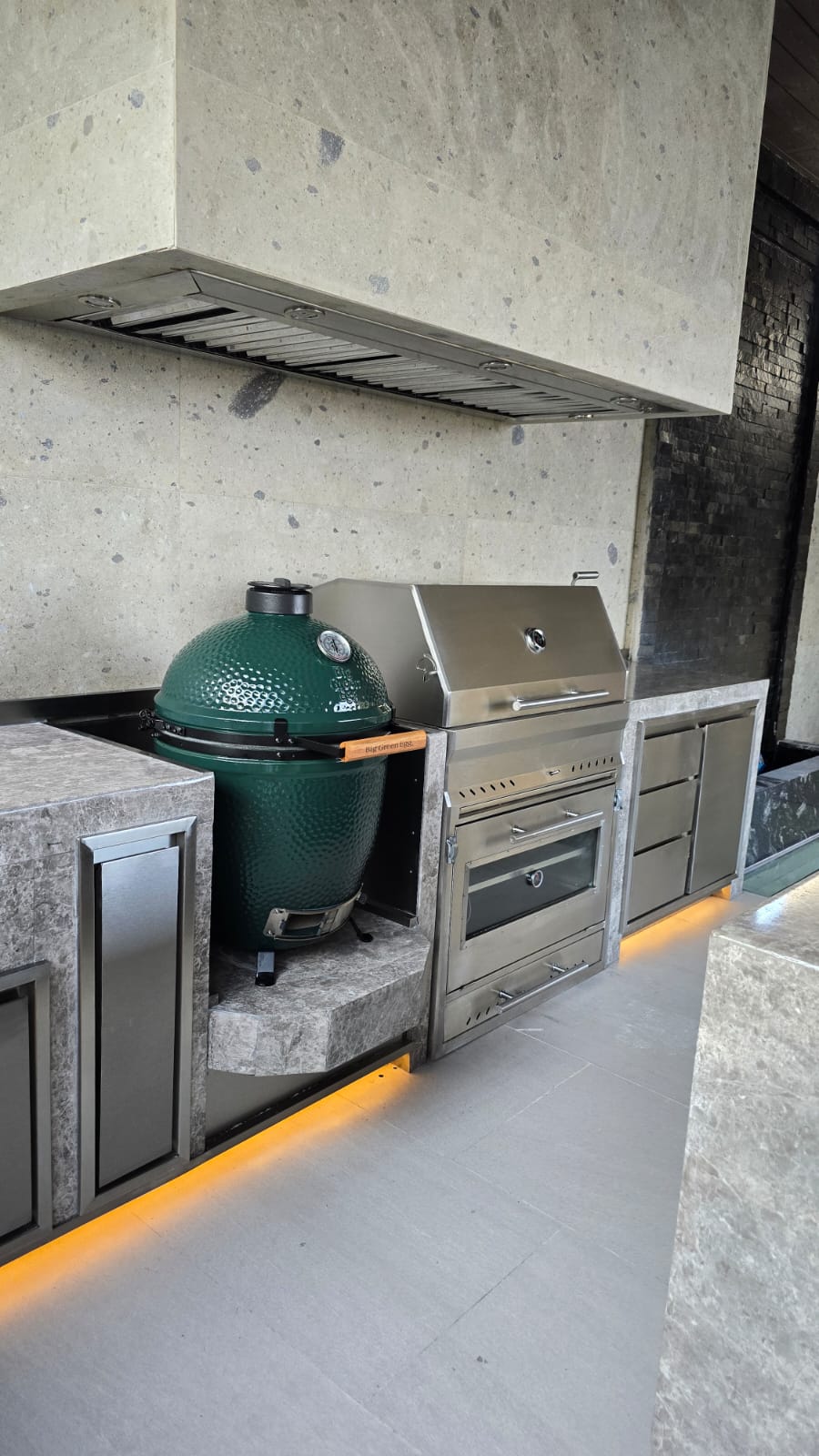 Cocina exterior en L con tarja y asador empotrado