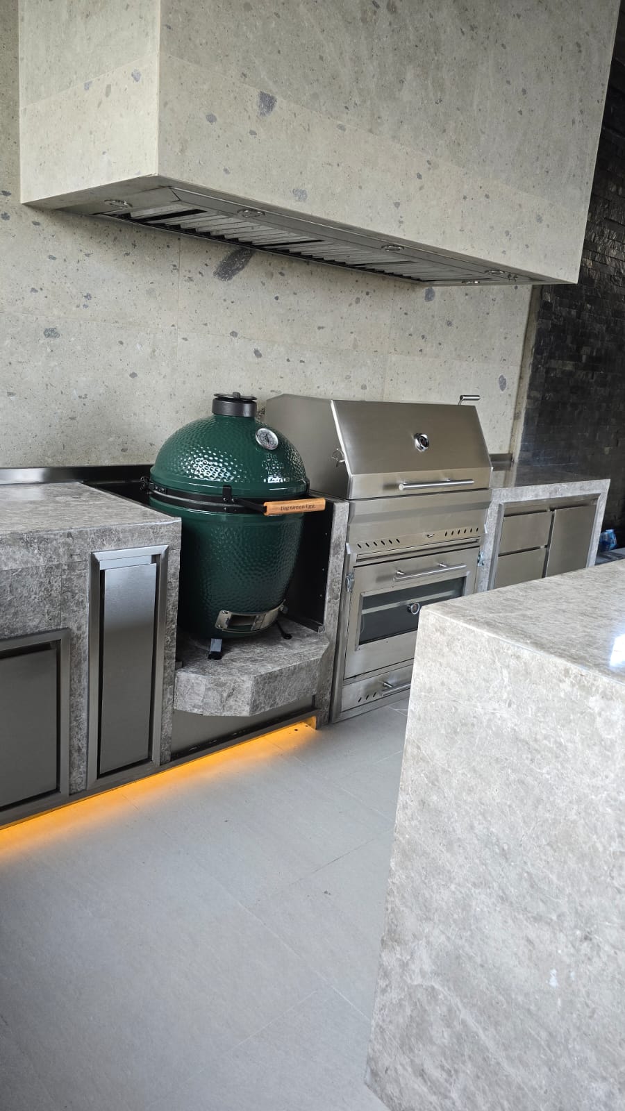 Isla de cocina exterior con iluminación perimetral
