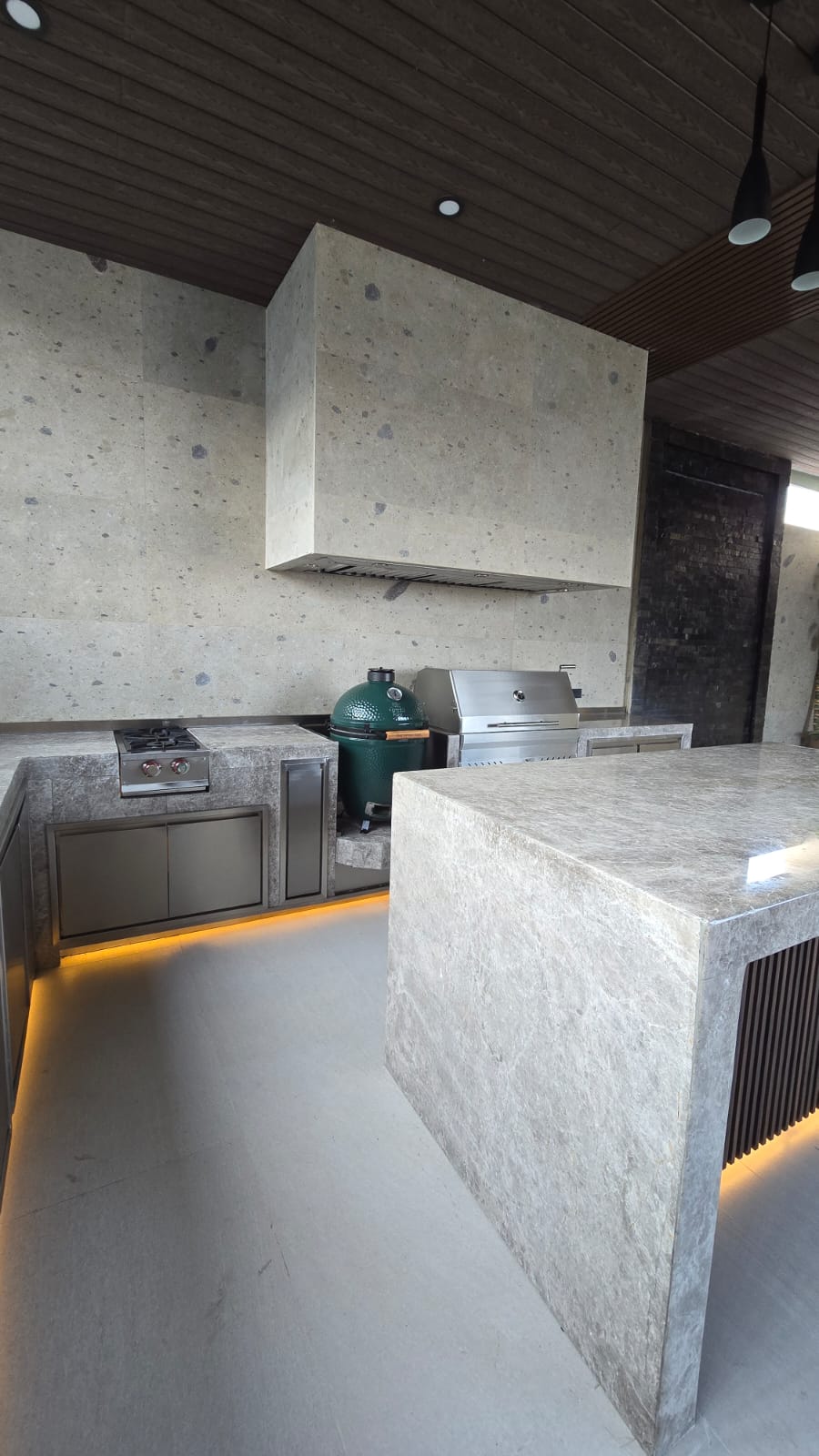 Cocina exterior con acabados en piedra
